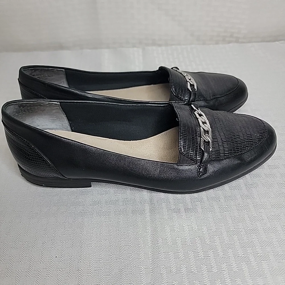 Trotters Womens Size 8M Black Leather Loafers Faux Snakeskin Chain Accent